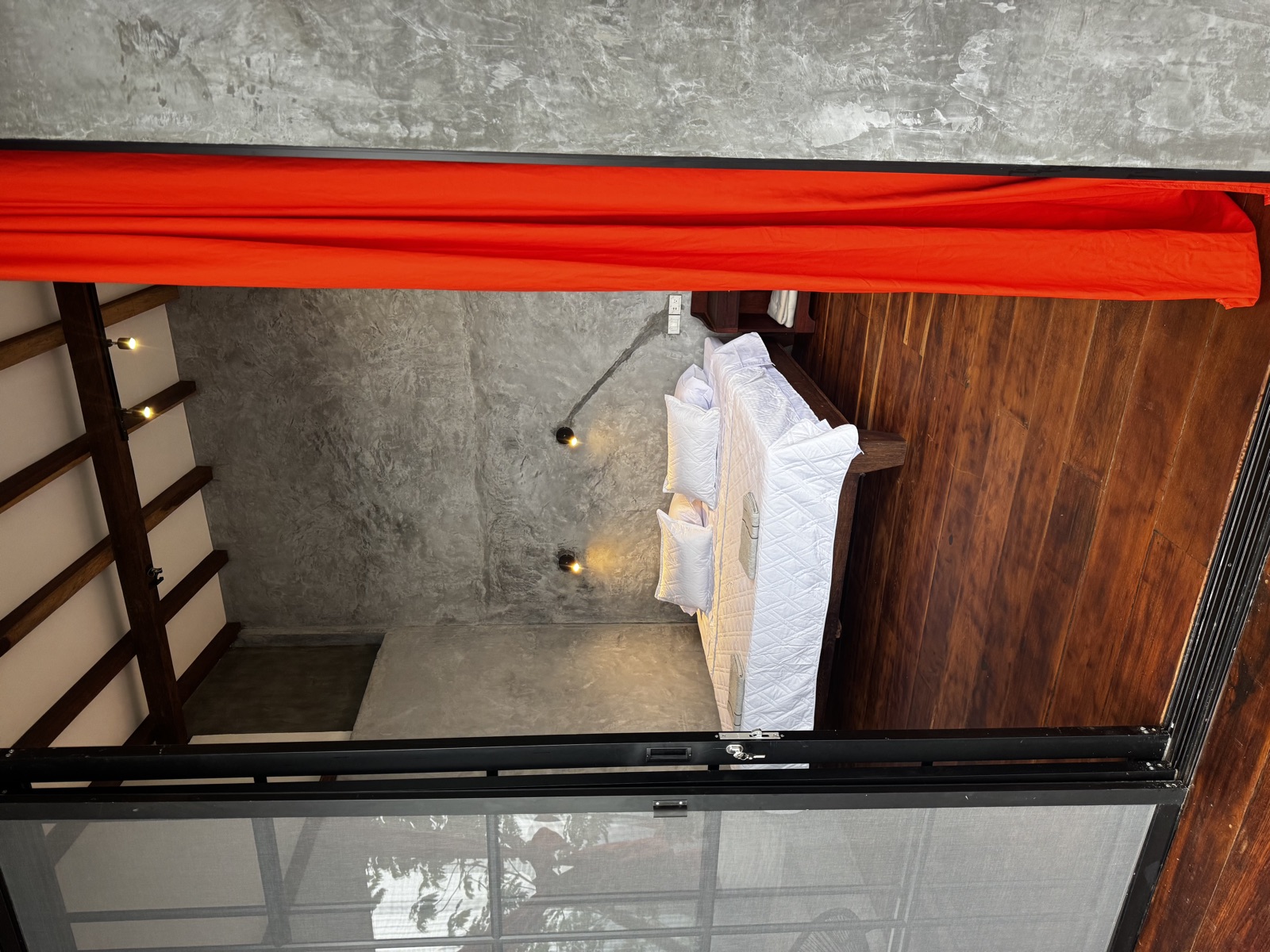 Second bedroom, Misterio