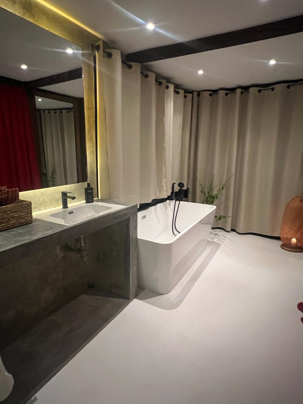 Bathroom, La Señorita