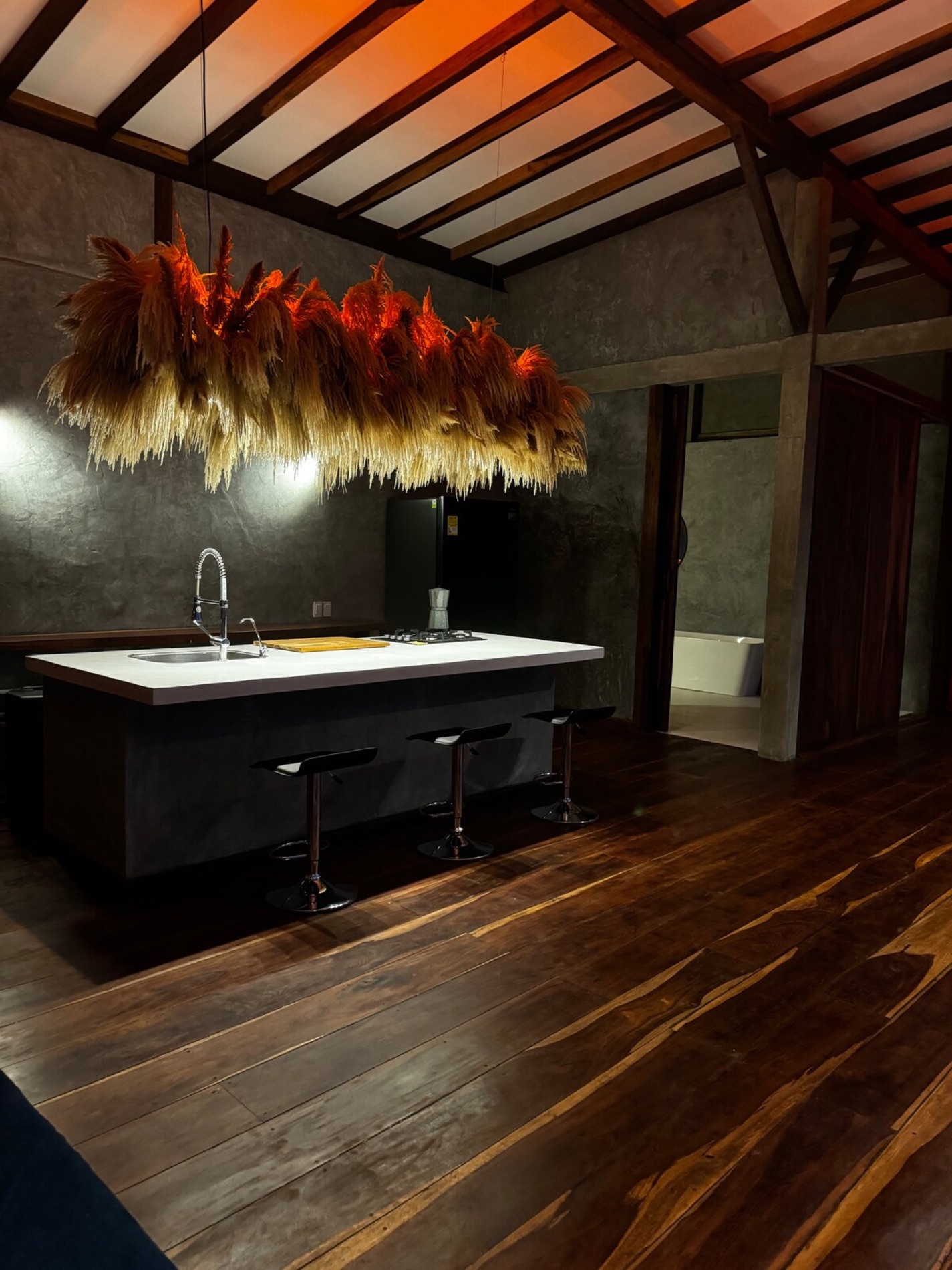 Concrete kitchen island under a sculptural light, Misterio