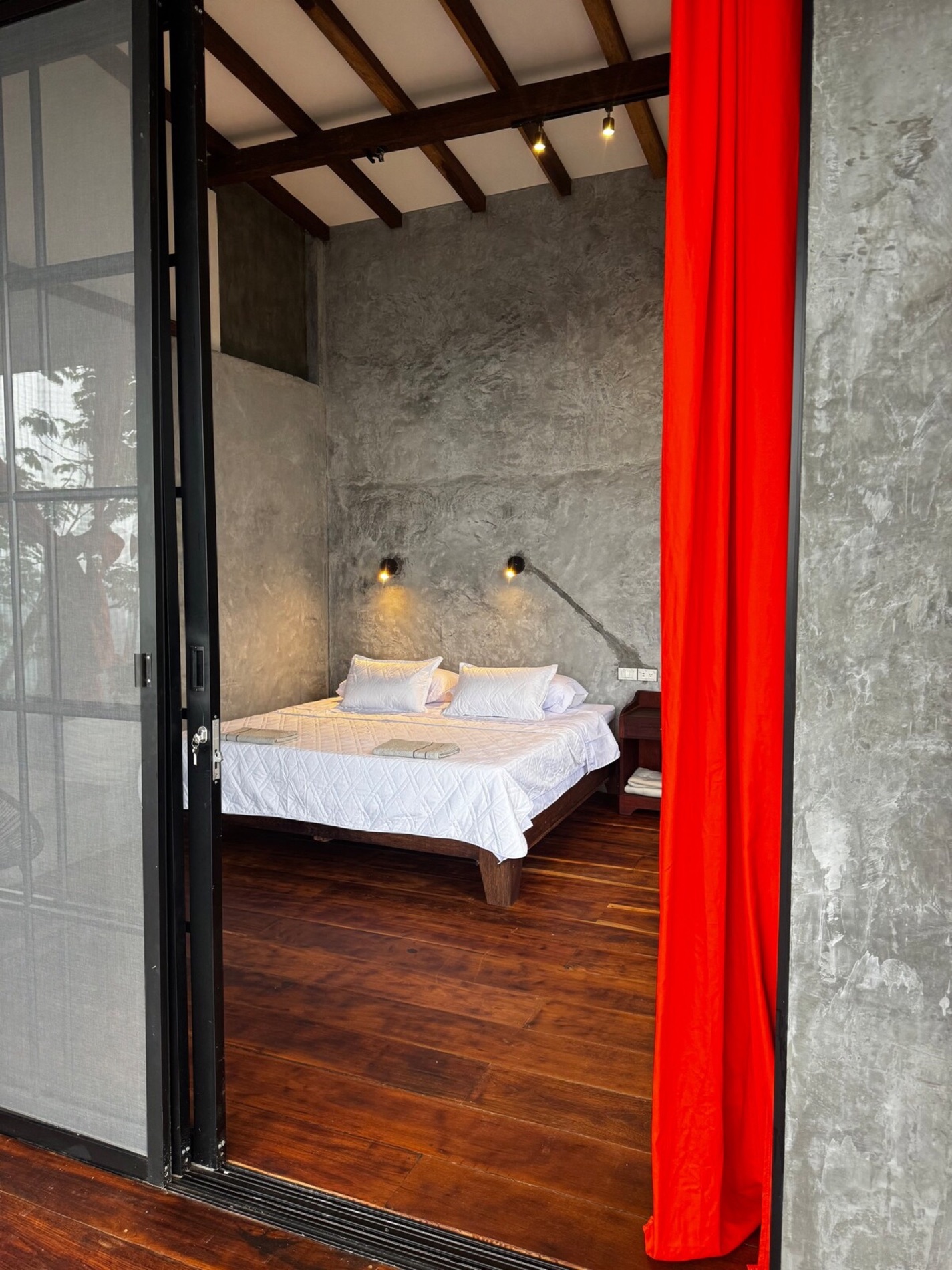 Microcement bedroom with red curtain, Misterio